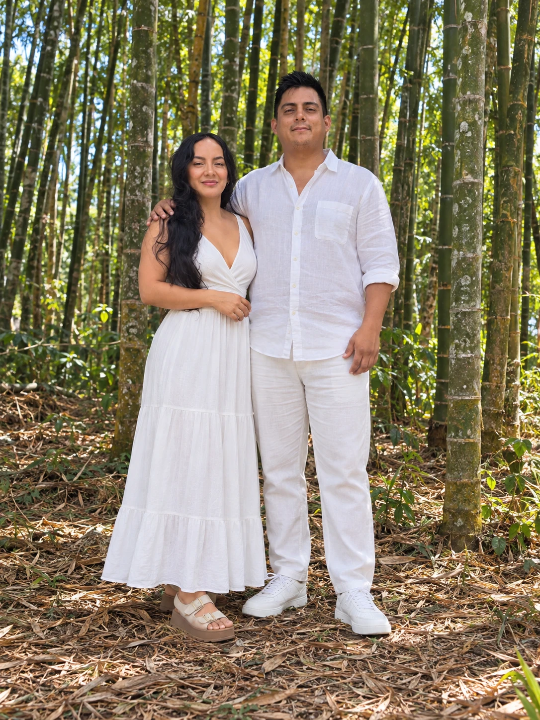 Andrés y Anita tomados de la mano en el bosque
